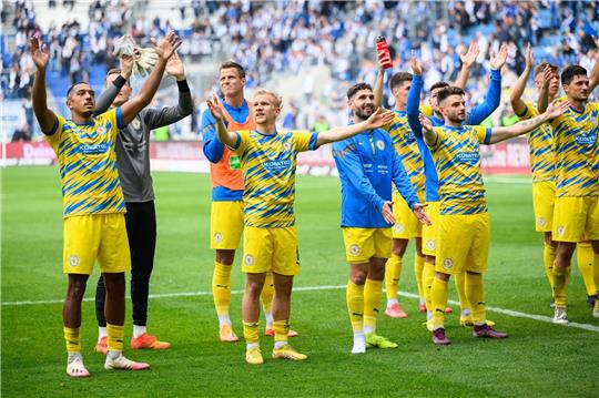 Braunschweiger Spieler jubeln nach dem Spiel mit den Fans.