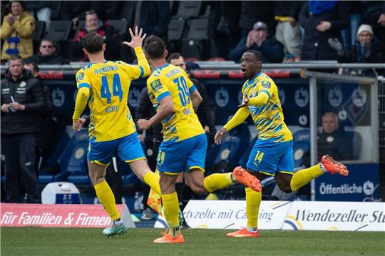 Braunschweigs Anthony Ujah (r) jubelt nach seinem Tor zum 3:3 mit seinen Teamkollegen.