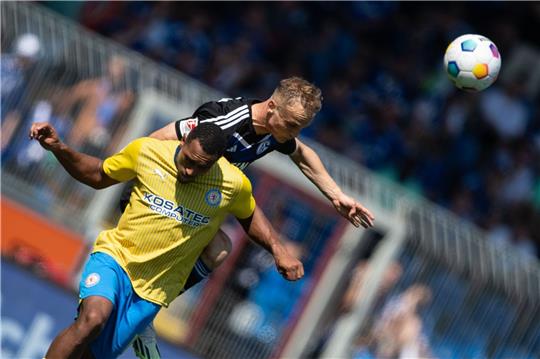 Braunschweigs Anton Donkor (l) spielt gegen Schalkes Niklas Tauer. Tauer wechselt nach Braunschweig.