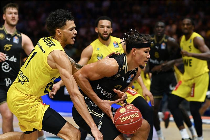 Oldenburg löst Vertrag mit US-Basketballer Foster auf Braunschweigs Brandon Tischler (r) spielt gegen Oldenburgs Kyle Foster.
