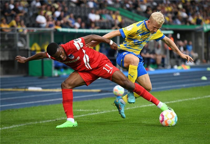 Hannover und Braunschweig testen in WM-Pause gegen Hertha Braunschweigs Bryan Henning (r) und Herthas Myziane Maolida kämpfen um den Ball.