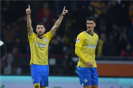 Braunschweigs Ermin Bicakcic jubelt nach dem Schlusspfiff.