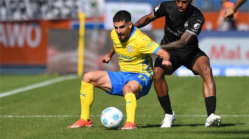 Braunschweigs Fabio Di Michele Sanchez (l) schirmt den Ball gegen Fürths Marlon Mustapha ab.
