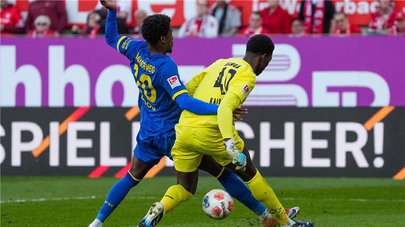 Braunschweigs Faride Alidou nimmt Kaiserslauterns Torwart Enis Kamga den Ball ab.