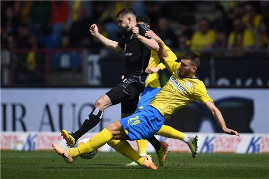 Braunschweigs Hasan Kurucay (r) spielt gegen Hamburgs Lukasz Porcba.