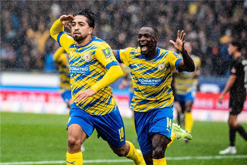 Last-Minute-Pleite in Braunschweig: St. Pauli in der Krise Braunschweigs Immanuel Pherai jubelt mit Anthony Ujah nach seinem Tor zum 2:1.