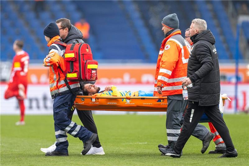 Pherai-Verletzung trübt Braunschweiger Aufbruchstimmung Braunschweigs Immanuel Pherai wird verletzt vom Platz getragen.