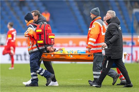 Braunschweigs Immanuel Pherai wird verletzt vom Platz getragen.