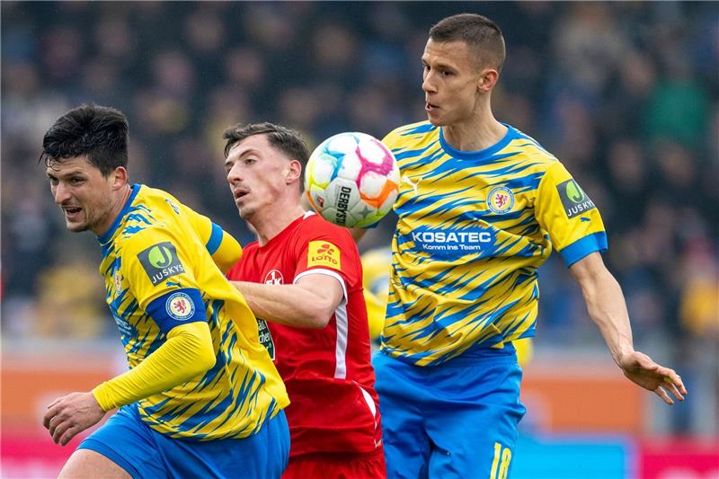 Braunschweigs Jannis Nikolaou (l-r), Kaiserslauterns Nicolai Rapp und Braunschweigs Filip Benkovic kämpfen um den Ball.