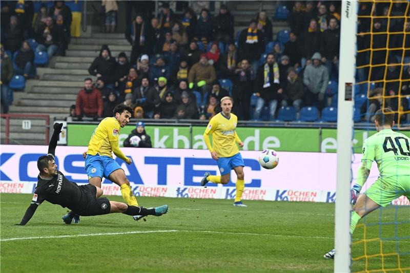 Braunschweigs Johan Gomez (2.v.l.) schießt gegen Fürths Oussama Haddadi (l) auf das Tor.