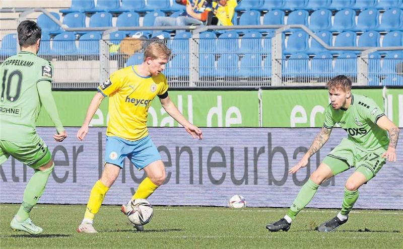 Braunschweigs Jomaine Consbruch (Mitte) zeigte viel Spielfreude und traf auch zur Führung. Foto: Sebastian Priebe/regios24