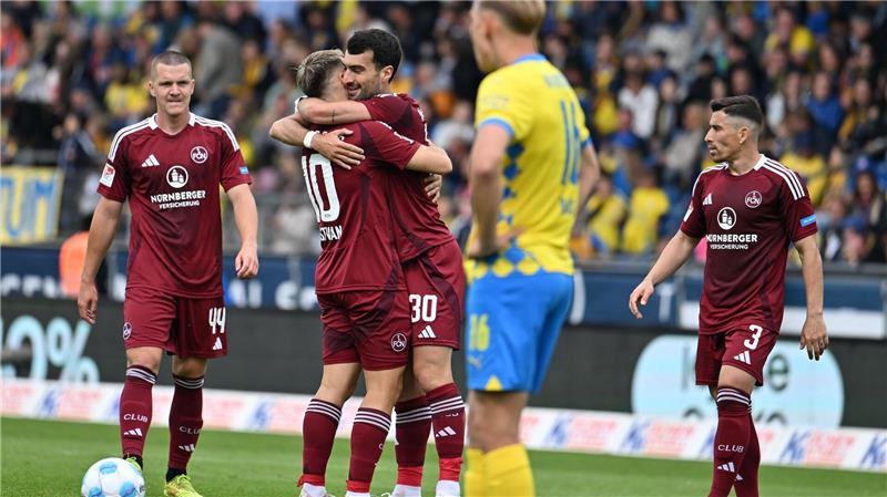 Braunschweigs Julian Baas schaut den Nürnbergen beim Jubeln zu.
