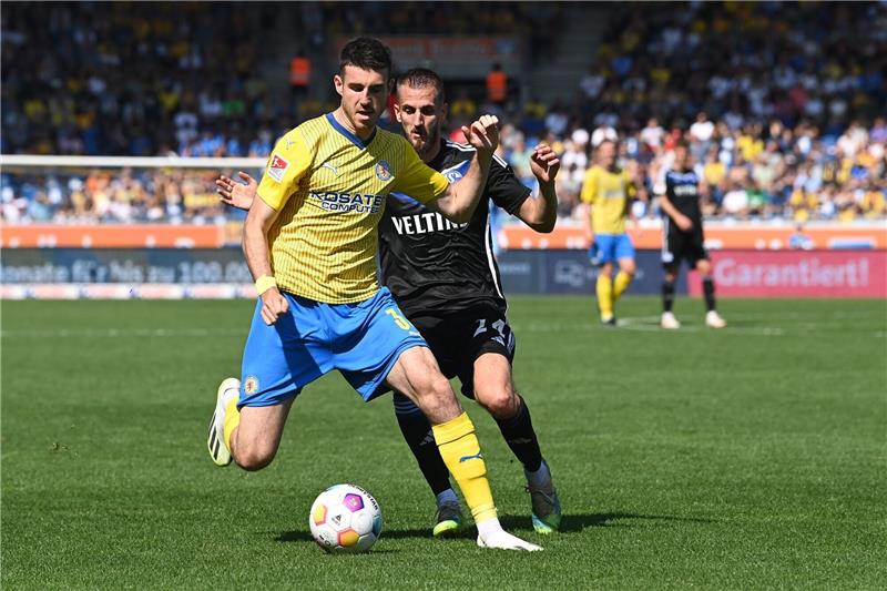 Braunschweig verleiht Caliskaner an polnischen Erstligisten Braunschweigs Kaan Caliskaner (l) spielt gegen Schalkes Dominick Drexler.