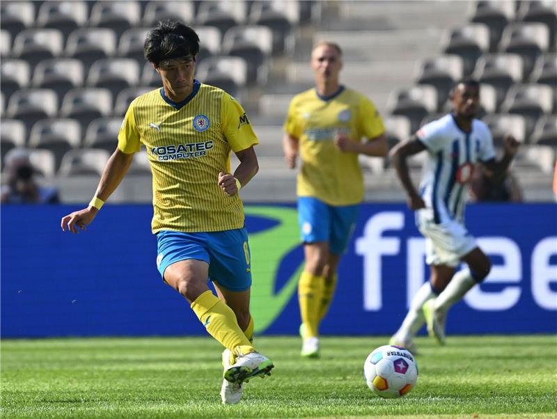 Eintracht Braunschweig beendet Endo-Leihe vorzeitig Braunschweigs Keita Endo in Aktion.