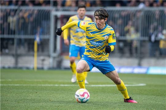 Braunschweigs Keita Endo spielt den Ball.