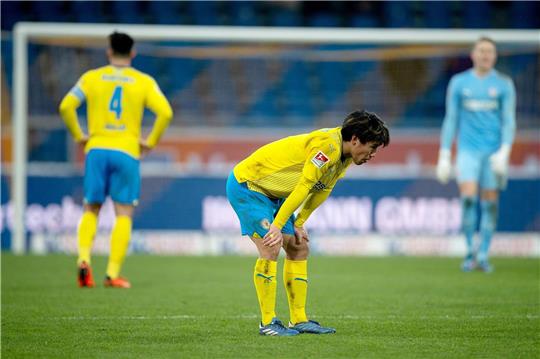 Braunschweigs Keita Endo steht nach dem Spiel auf dem Feld.