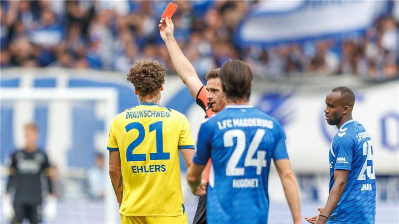 Braunschweiger Ehlers nach Roter Karte zwei Spiele gesperrt Braunschweigs Kevin Ehlers sieht in Magdeburg Rot und muss zwei Spiele pausieren.