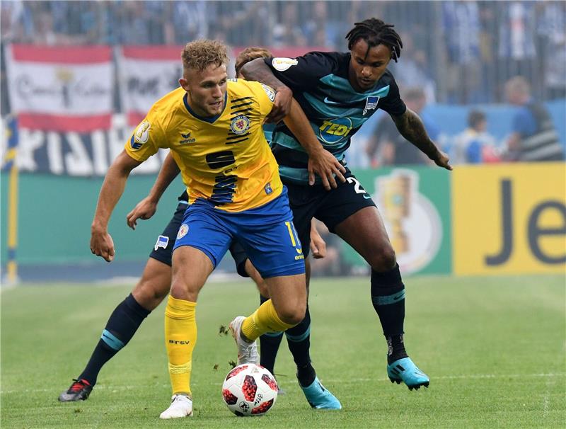 VfL Osnabrück verleiht Putaro nach Bielefeld Braunschweigs Leandro Putaro (l) behauptet den Ball.
