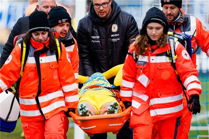 Kopfverletzung: Zwei Spieler von Braunschweig und Kiel raus Braunschweigs Linus Gechter wird beim Spiel in Darmstadt verletzt vom Spielfeld getragen.
