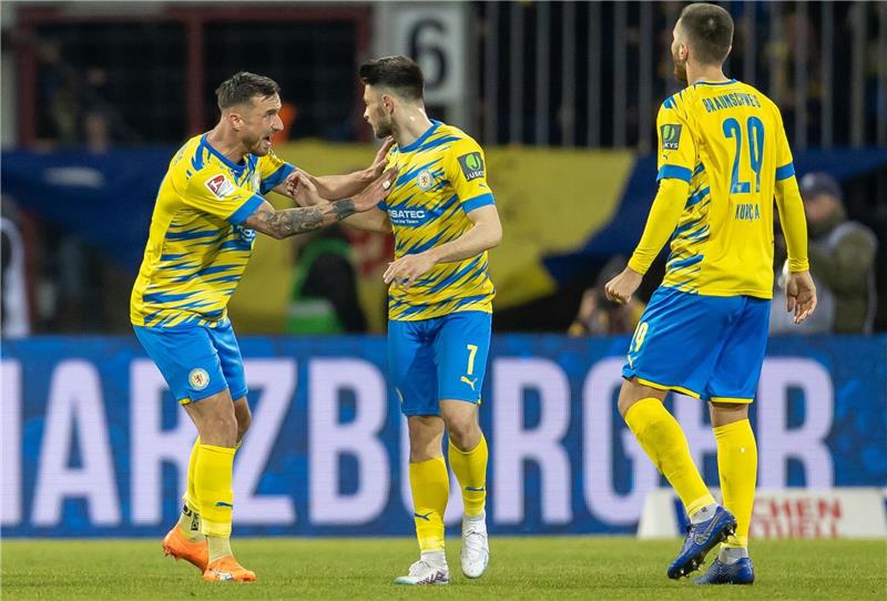 Braunschweigs Maurice Multhaup (M) jubelt mit Teamkollegen nach seinem Treffer zum 1:3.
