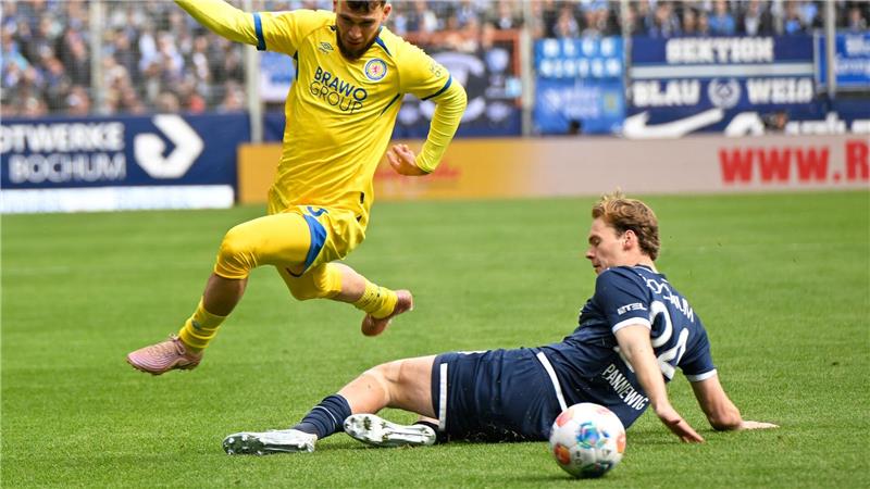 Braunschweigs Mehmet Aydin (l) im Zweikampf mit dem Bochumer Mats Pannewig.