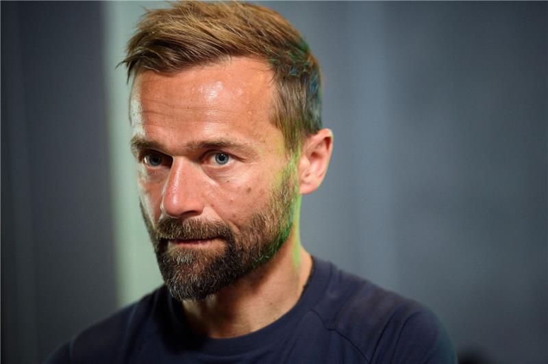 Braunschweigs Michael Schiele spricht während einer Pressekonferenz mit Pressevertretern.