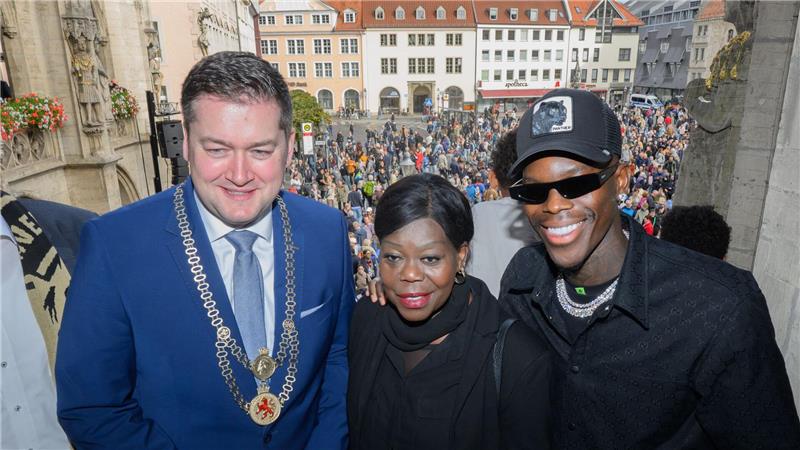Titelträger mit Tränen - Tausende Fans feiern Schröder Braunschweigs Oberbürgermeister Thorsten Kornblum (l) will Dennis Schröder als Ehrenbürger vorschlagen.