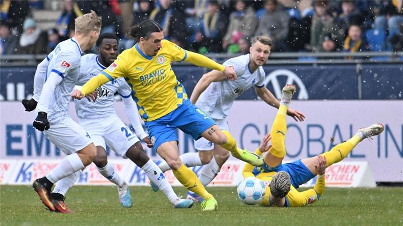 Braunschweig feiert wichtigen 1:0-Sieg über Darmstadt Braunschweigs Rayan Philippe (M) setzt sich durch.