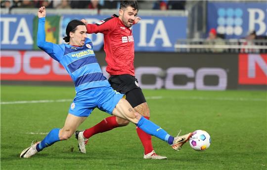 Braunschweigs Rayan Philippe (li.) und Wiesbadens Sascha Mockenhaupt kämpfen um den Ball. Foto:  Jörg Halisch, dpa
