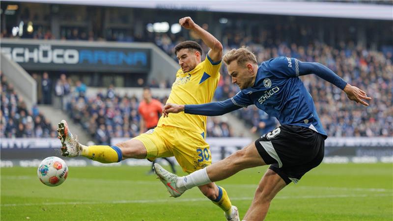 Braunschweigs Robin Heußer im Kampf um den Ball mit Bielefelds Tim Handwerker. 