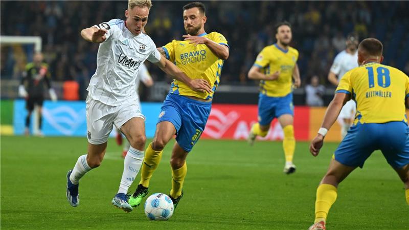 Rettung nach Verlängerung: Braunschweig bleibt Zweitligist Braunschweigs Robin Krauße im Zweikampf mit dem Ex-Braunschweiger Florian Krüger.