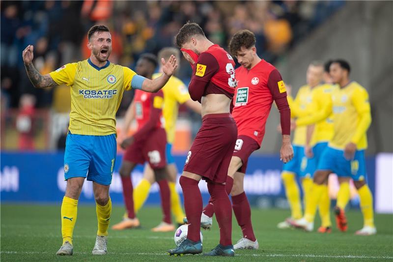 Nächste Pleite: Kaiserslautern auf einmal Abstiegskandidat Braunschweigs Robin Krauße (l) jubelt, Kaiserslauterns Jan Elvedi wischt sich nach dem Schlusspfiff mit dem Shirt über das Gesicht.
