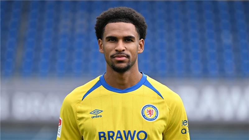 Braunschweigs Sanoussy Ba wird verliehen.