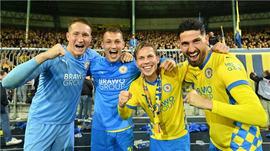 Braunschweigs Spieler Ron-Thorben Hoffmann, Sven Köhler, Lino Tempelmann und Fabio Kaufmann feiern den Klassenerhalt.