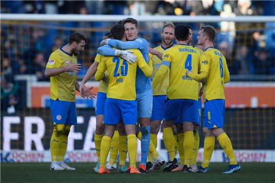 Braunschweigs Spieler freuen sich nach dem Schlusspfiff.