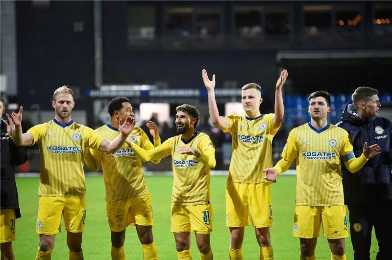 Tabellenführung gefährdet: Kiel verliert gegen Braunschweig Braunschweigs Spieler jubeln nach dem Abpfiff über den 1:2-Sieg gegen Kiel vor den eigenen Fans.
