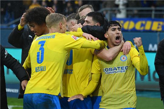 Braunschweigs Spieler jubeln nach dem Tor zum 3:2 gegen den VfL Osnabrück. Foto: Swen Pförtner/dpa