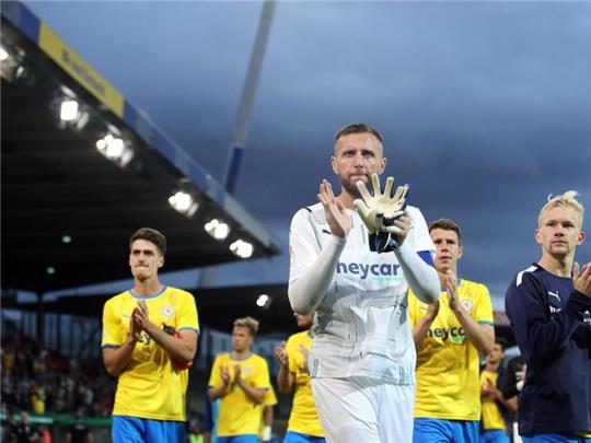 Braunschweigs Spieler um Torwart Jasmin Fejzic nach einem Spiel. Foto: Ronny Hartmann/dpa/Archivbild