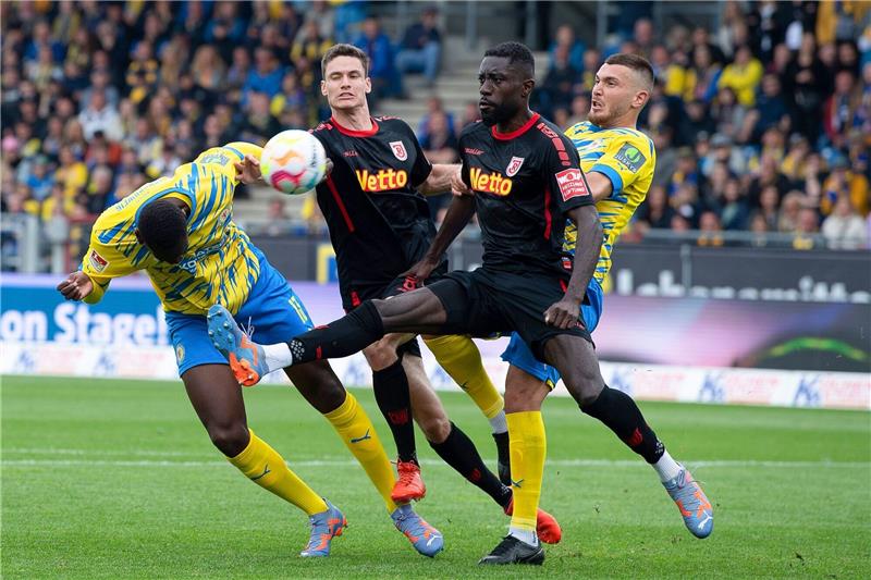 Keine vorzeitige Rettung: Braunschweig verliert die Nerven Braunschweigs Tarsis Bonga (l) köpft den Ball gegen Regensburgs Prince Osei Owusu auf das Tor.