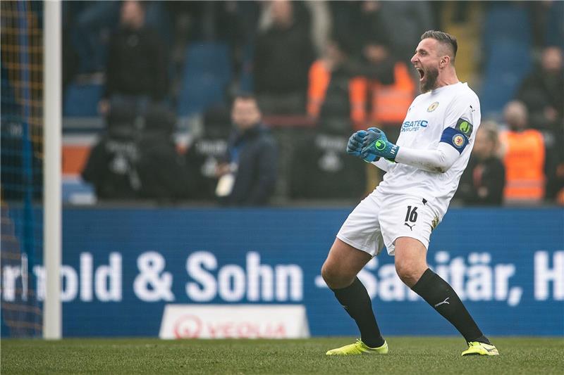Braunschweigs Torwart Jasmin Fejzic jubelt nach dem Schlusspfiff.
