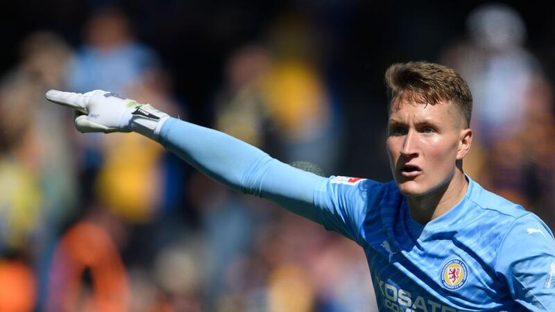 Braunschweigs Torwart Ron-Thorben Hoffmann gestikuliert. Der Torhüter wird die Eintracht verlassen.
