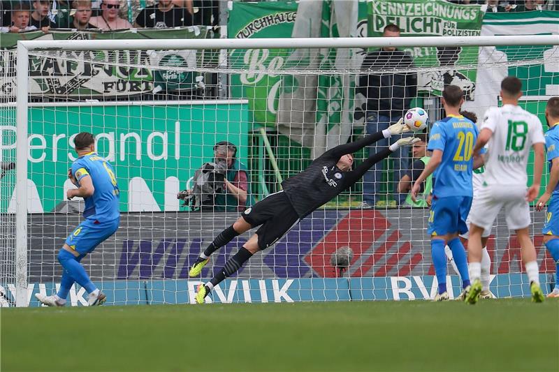 Braunschweigs Torwart Ron Torben Hoffmann (M) kann einen Schuss mit den Fingerspitzen klären.