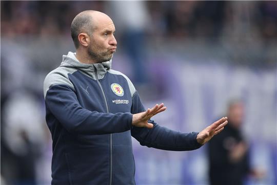 Braunschweigs Trainer Daniel Scherning gestikuliert.