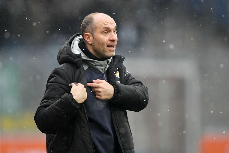 Eintracht-Trainer Scherning: „Den Weg weitergehen” Braunschweigs Trainer Daniel Scherning gestikuliert.
