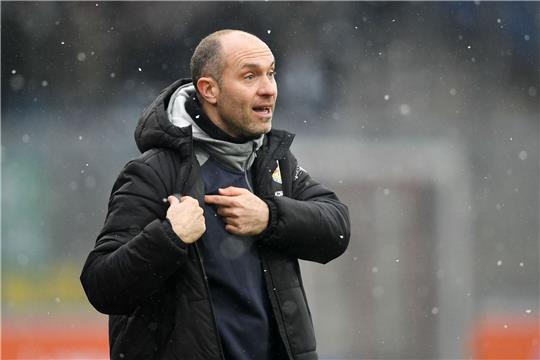 Braunschweigs Trainer Daniel Scherning gestikuliert.
