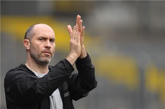 Braunschweigs Trainer Daniel Scherning klatscht.