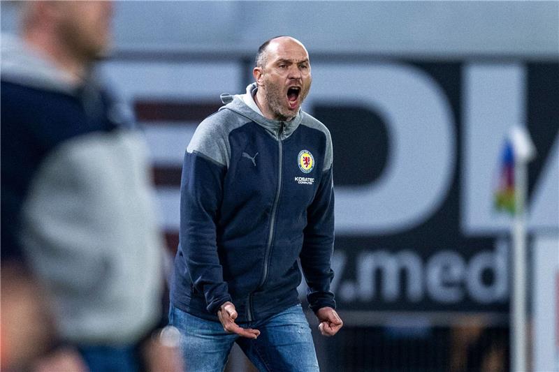 Ziel Klassenverbleib: Scherning rechnet vor und warnt Braunschweigs Trainer Daniel Scherning schreit.