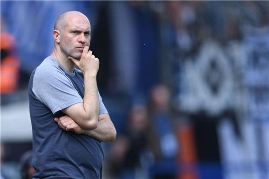 Braunschweigs Trainer Daniel Scherning steht am Spielfeldrand.