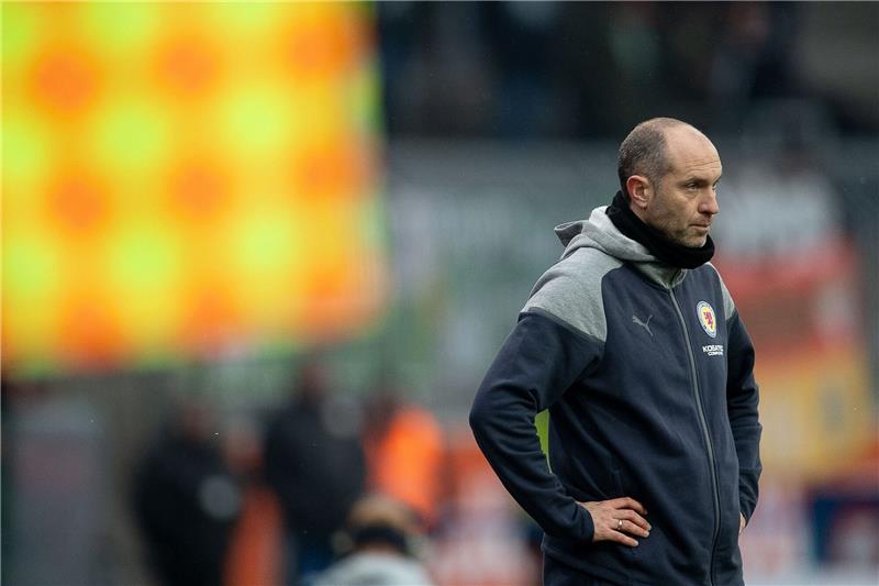 Braunschweig im Abstiegskampf: „Im Umfeld wieder Hoffnung” Braunschweigs Trainer Daniel Scherning steht am Spielfeldrand.