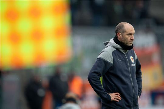 Braunschweigs Trainer Daniel Scherning steht am Spielfeldrand.